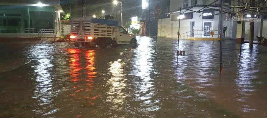 Importantes encharcamientos en el centro de Jonuta fue el saldo de la fuerte lluvia registrada anoche