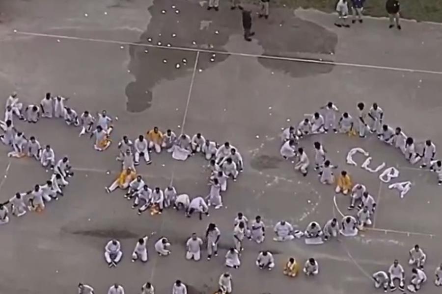 Migrantes piden ayuda en Miami, formando SOS en el patio del centro de detenci&oacute;n