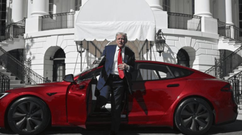 Revelan que Trump considera vender o regalar su Tesla tras distanciarse de Musk
