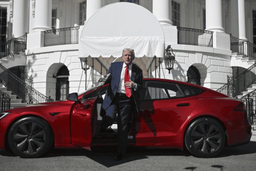 Revelan que Trump considera vender o regalar su Tesla tras distanciarse de Musk