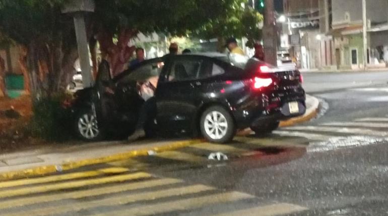 Automovilista se impacta contra poste metálico frente a la catedral en Villahermosa