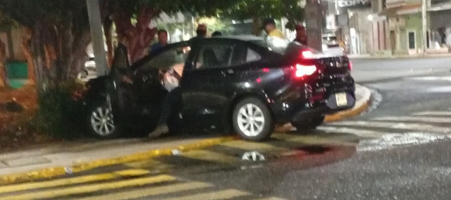 Automovilista se impacta contra poste metálico frente a la catedral en Villahermosa Automovilista se impacta contra poste metálico frente a la catedral en Villahermosa