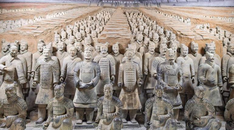 Turista británico salta valla de seguridad y destruye estatuas milenarias
