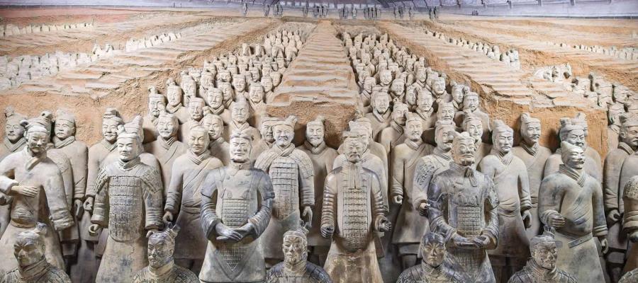 Turista británico salta valla de seguridad y destruye estatuas milenarias Turista británico salta valla de seguridad y destruye estatuas milenarias