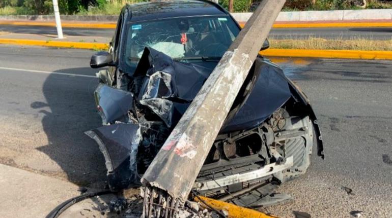 Conductor de camioneta derriba 2 postes de CFE en el periférico de Villahermosa