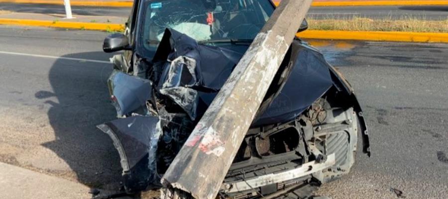 Conductor de camioneta derriba dos postes de CFE en Periférico de Villahermosa