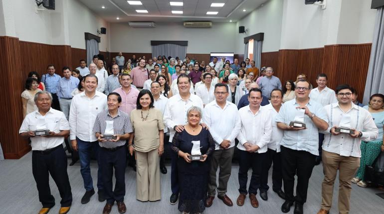Entregan el premio ´Palabra Libre´ a reconocidos periodistas tabasqueños