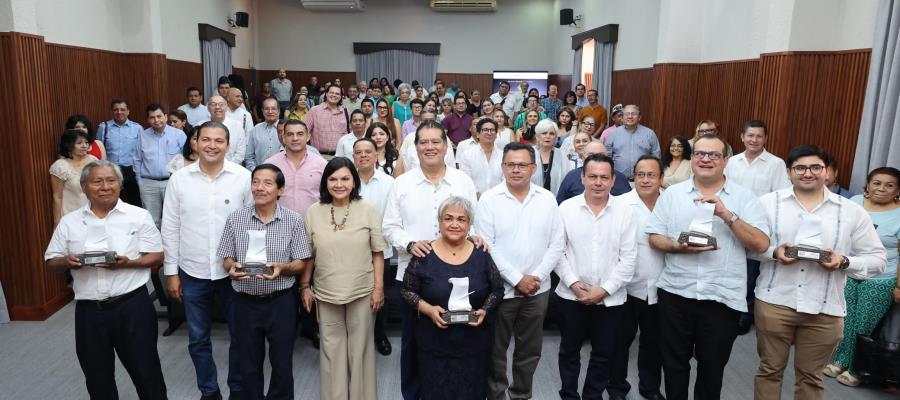 Entregan el premio ´Palabra Libre´ a reconocidos periodistas tabasqueños Entregan el premio ´Palabra Libre´ a reconocidos periodistas tabasqueños