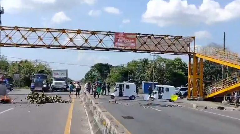Ciudadanos cierran la Villahermosa-Frontera tras detención de una persona