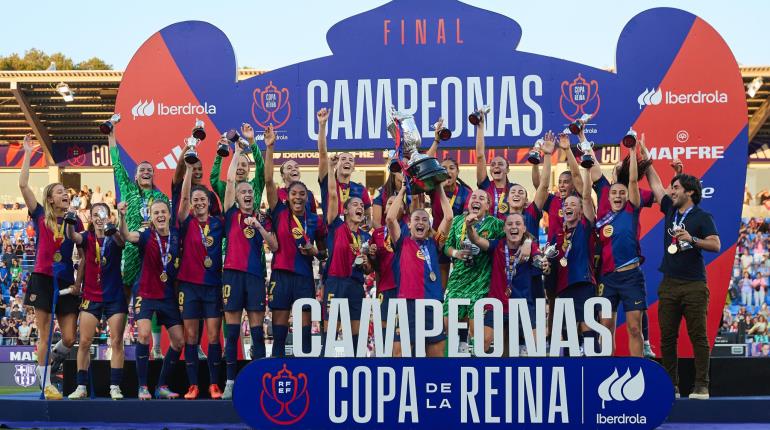 Barcelona femenil alza la Copa de la Reina tras vencer al Atlético de Madrid