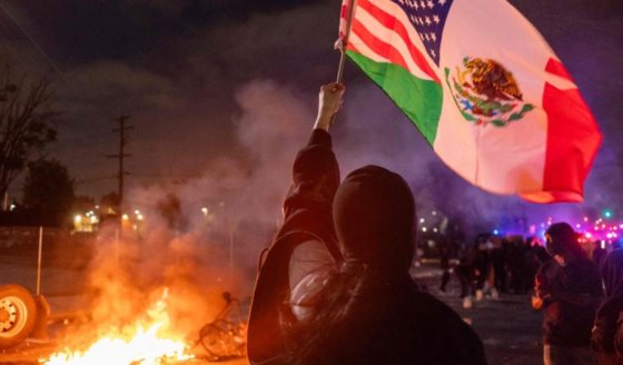 Embajador de EE. UU. en México critica manifestaciones violentas en Los Ángeles
