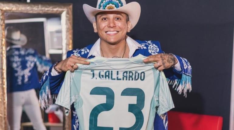 Edwin Luna pasea con su perrito en calles de Villahermosa previo a show en Cárdenas