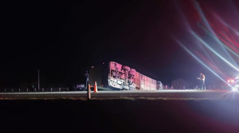 2 muertos y 19 heridos, saldo de volcadura de autobús en SLP; se dirigía a Texas
