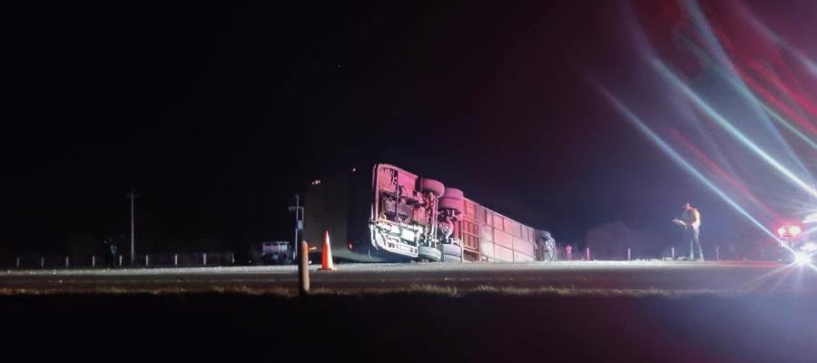 2 muertos y 19 heridos, saldo de volcadura de autobús en SLP; se dirigía a Texas