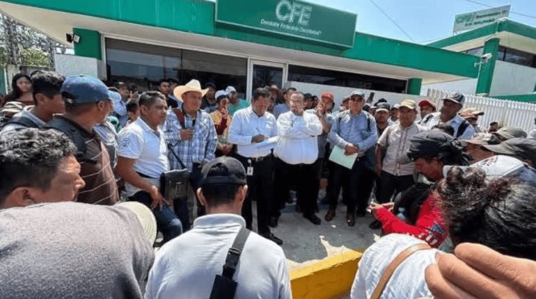 Protestan comunidades de Chiapas frente a oficinas de la CFE por el pésimo servicio