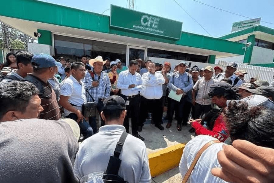 Protestan comunidades de Chiapas frente a oficinas de la CFE por el pésimo servicio Protestan comunidades de Chiapas frente a oficinas de la CFE por el pésimo servicio
