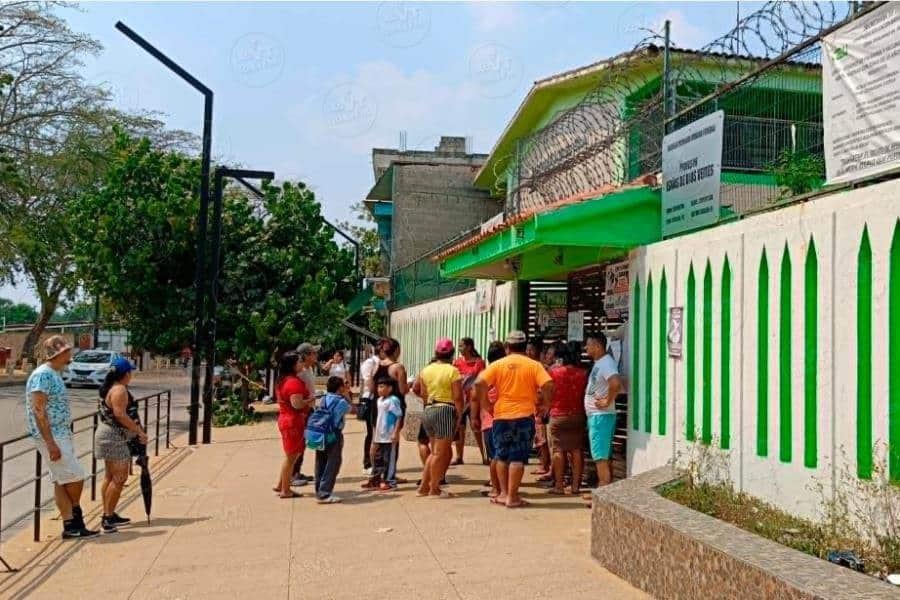 Protestan padres de primaria en Gaviotas por falta de energ&iacute;a el&eacute;ctrica