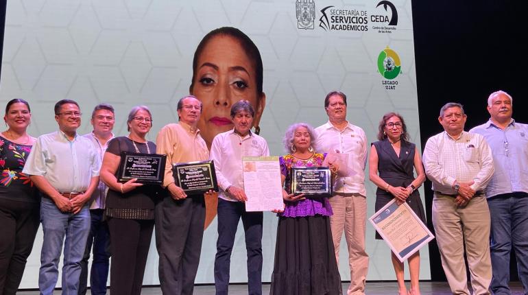 UJAT reconoce a Maribel Cornelio Cruz por 45 años de trayectoria en la docencia artística
