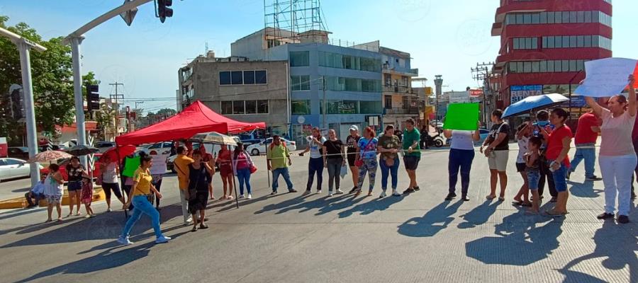 Tras bloqueos, logran que inicien trabajos para restablecer servicio el&eacute;ctrico en primaria de Gaviotas