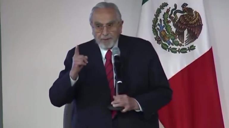 Llaman "hipócrita" a Bernardo Bátiz en evento del Poder Judicial y cortan la transmisión