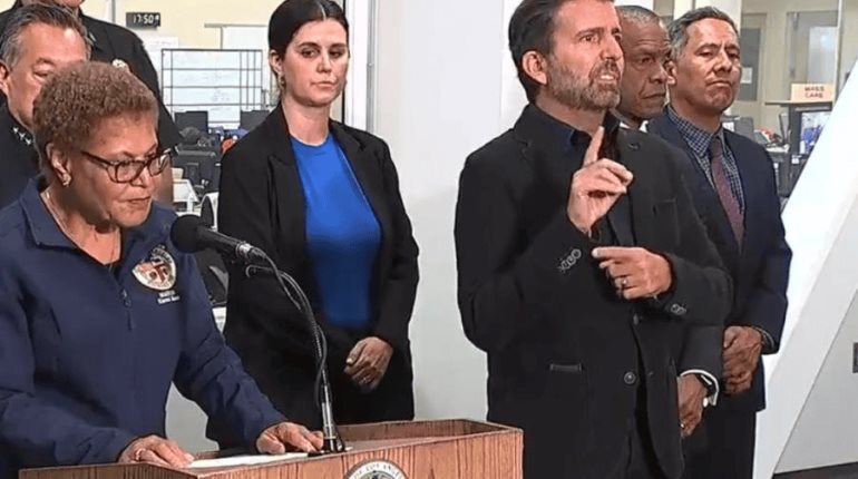 Karen Bass, anuncia un toque de queda en Los Ángeles tras actos de vandalismo durante las protestas