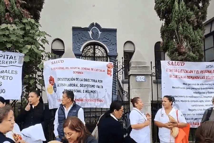 Protesta sector salud del IMSS-Bienestar en Puebla por falta de insumos