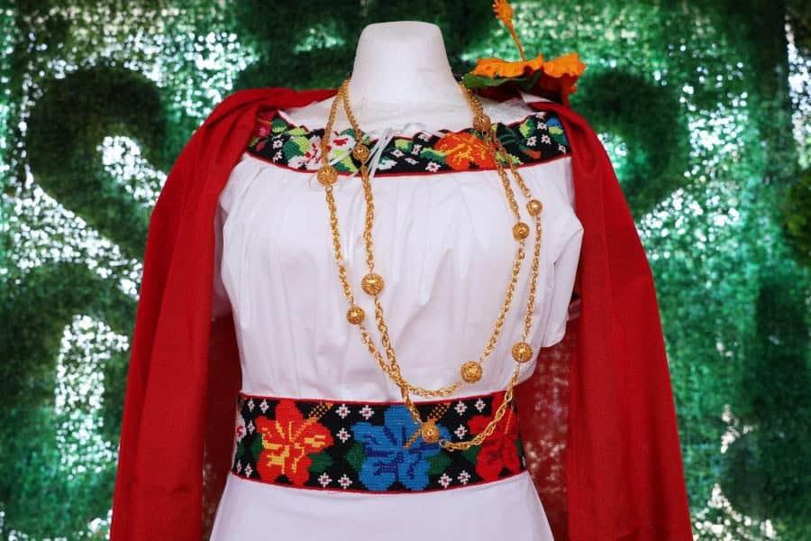 Artesanas alzan la voz contra venta de prendas con tiras bordadas hechas a máquina Artesanas alzan la voz contra venta de prendas con tiras bordadas hechas a máquina