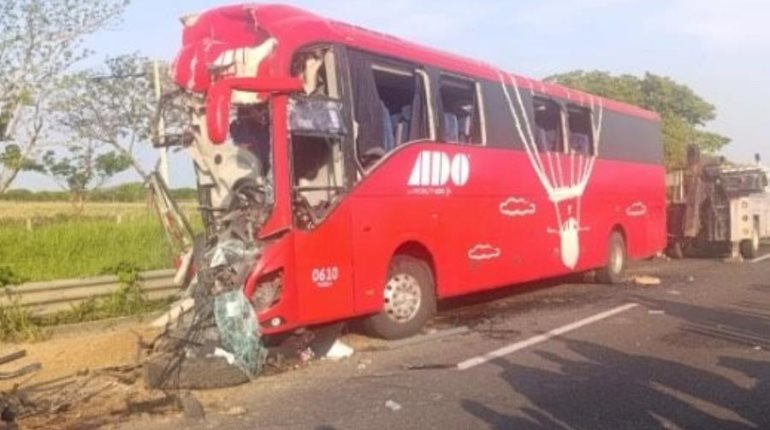 Un muerto y 20 heridos deja accidente de autobús en Veracruz