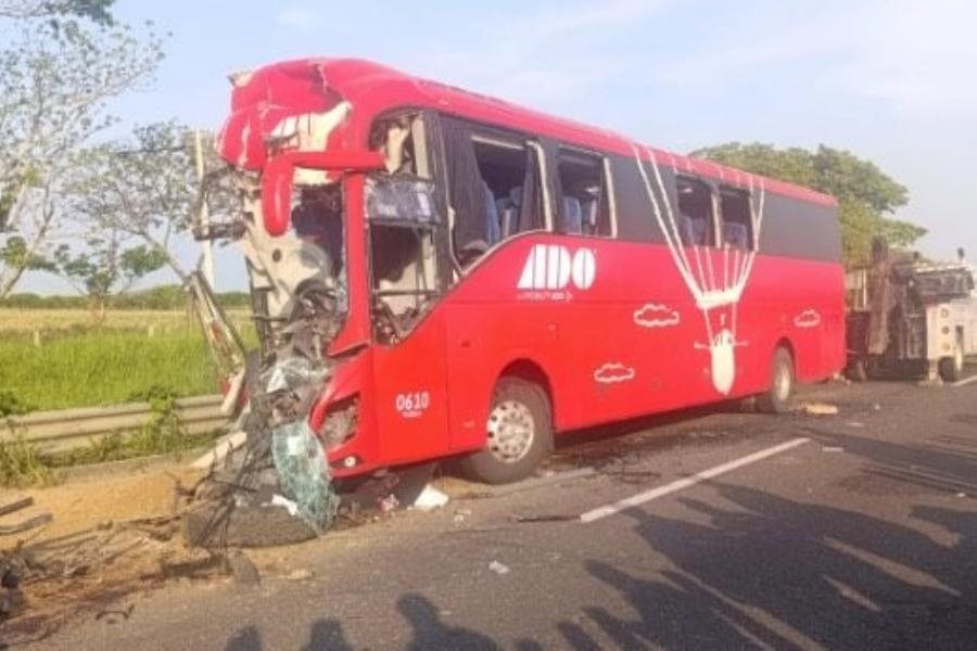 Un muerto y 20 heridos deja accidente de autobús en Veracruz Un muerto y 20 heridos deja accidente de autobús en Veracruz