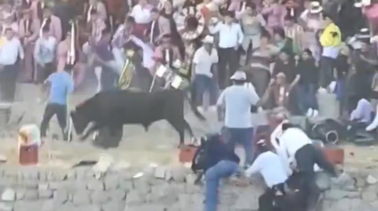Toro embiste a 12 personas en corrida de fiesta patronal en Perú