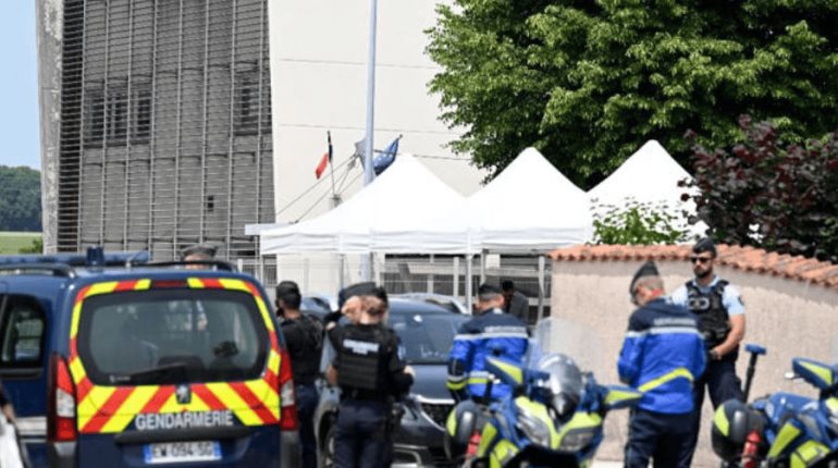 Alumno apuñala hasta la muerte a un asistente escolar en Francia durante la revisión de mochilas