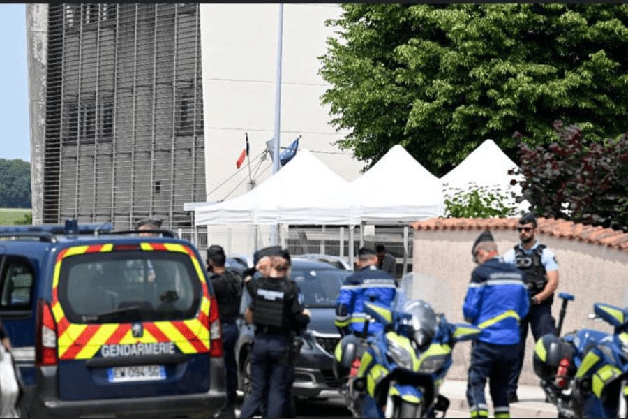 Alumno apuñala hasta la muerte a un asistente escolar en Francia durante la revisión de mochilas Alumno apuñala hasta la muerte a un asistente escolar en Francia durante la revisión de mochilas