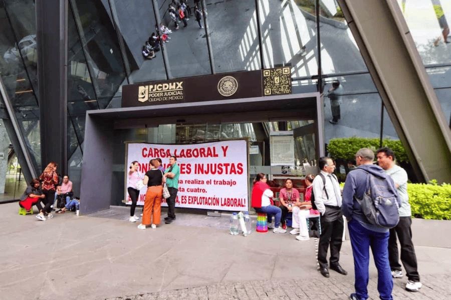 Trabajadores del Poder Judicial y presunto grupo de choque protagonizan enfrentamiento en la CDMX Trabajadores del Poder Judicial y presunto grupo de choque protagonizan enfrentamiento en la CDMX