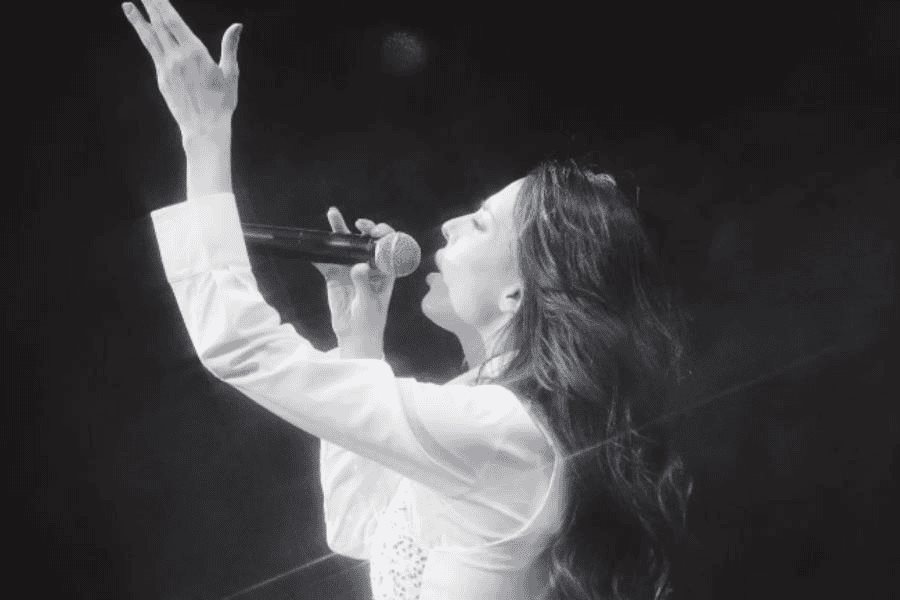 Majo Aguilar dedica su canción "Piel Azteca" a migrantes mexicanos en Estados Unidos Majo Aguilar dedica su canción "Piel Azteca" a migrantes mexicanos en Estados Unidos