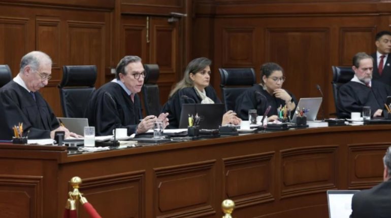 Proponen morenistas erradicar uso de toga y birrete de ministros de la SCJN