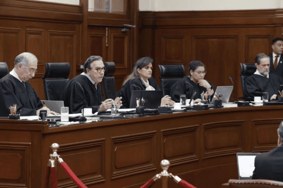 Proponen morenistas erradicar uso de toga y birrete de ministros de la SCJN