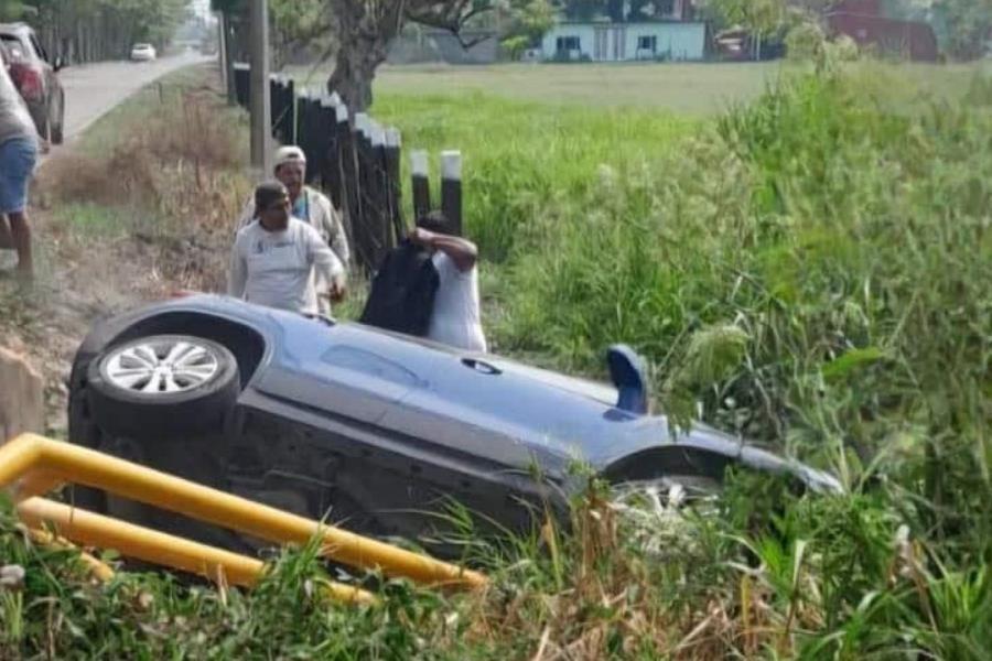 Pierde control de su veh&iacute;culo y termina fuera de la carretera en Comalcalco