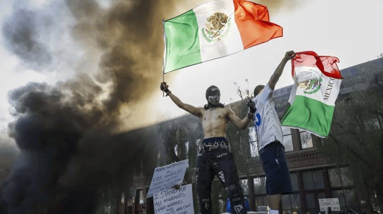 Presunto migrante con bandera de México vandalizando una patrulla en EE. UU. es provocación, insiste Sheinbaum