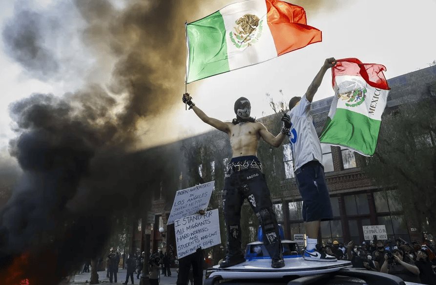 Presunto migrante con bandera de México vandalizando una patrulla en EE. UU. es provocación, insiste Sheinbaum