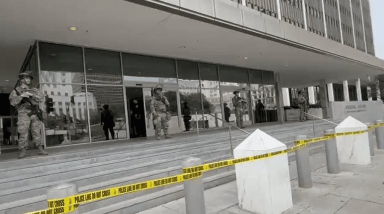 Oficinas de ICE en Los Ángeles, sin personal, con resguardo militar y grafiteadas