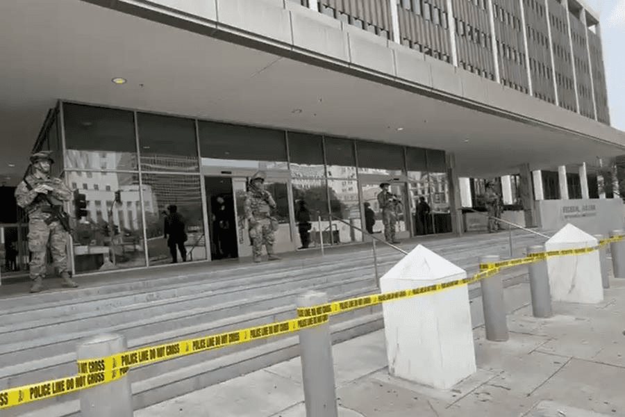 Oficinas de ICE en Los Ángeles, sin personal, con resguardo militar y grafiteadas Oficinas de ICE en Los Ángeles, sin personal, con resguardo militar y grafiteadas