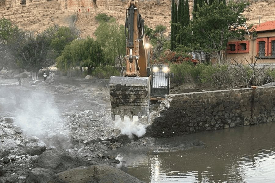 ¡El agua es un derecho, no una mercancía! Conagua demuele 5 presas en rancho ´El Saucito´ de César Duarte ¡El agua es un derecho, no una mercancía! Conagua demuele 5 presas en rancho ´El Saucito´ de César Duarte