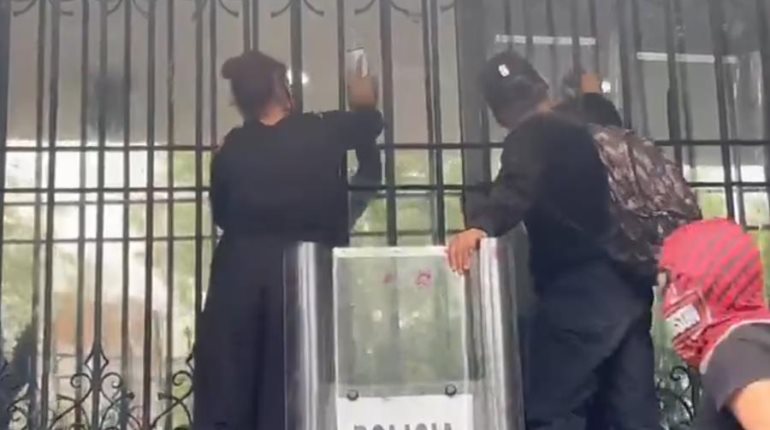 Mujeres irrumpen en Segob; piden justicia por caso Holy Yash