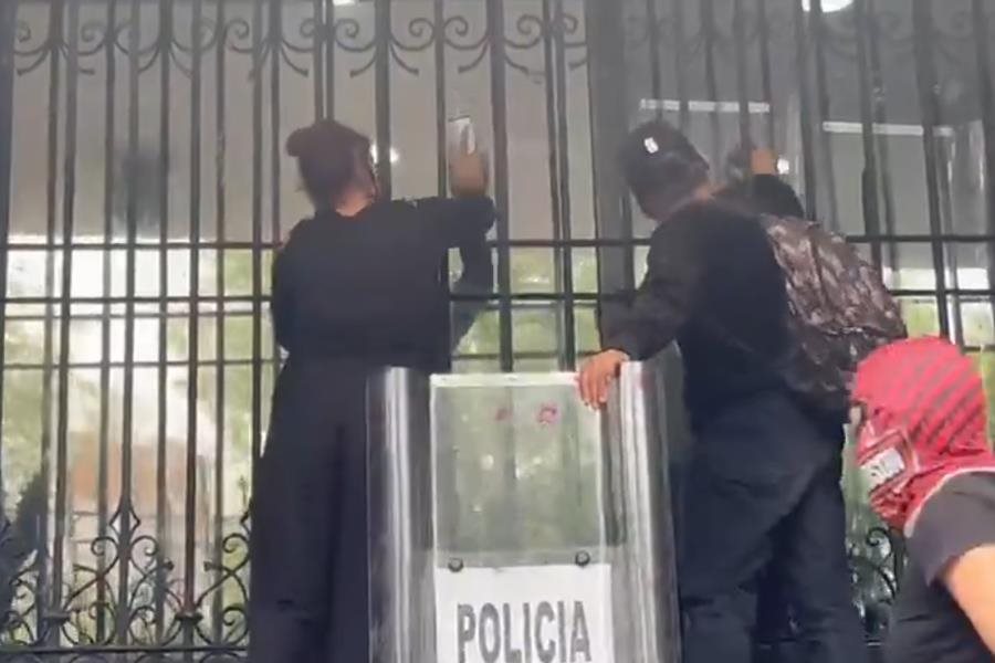 Mujeres irrumpen en Segob; piden justicia por caso Holy Yash Mujeres irrumpen en Segob; piden justicia por caso Holy Yash