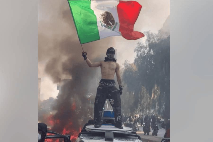 Acusa Sheinbaum montaje con uso de bandera de México durante protestas en EE. UU. Acusa Sheinbaum montaje con uso de bandera de México durante protestas en EE. UU.