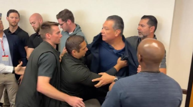 Retiran a la fuerza a senador demócrata en conferencia de prensa de Kristi Noem