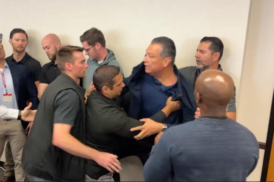 Retiran a la fuerza a senador demócrata en conferencia de prensa de Kristi Noem Retiran a la fuerza a senador demócrata en conferencia de prensa de Kristi Noem