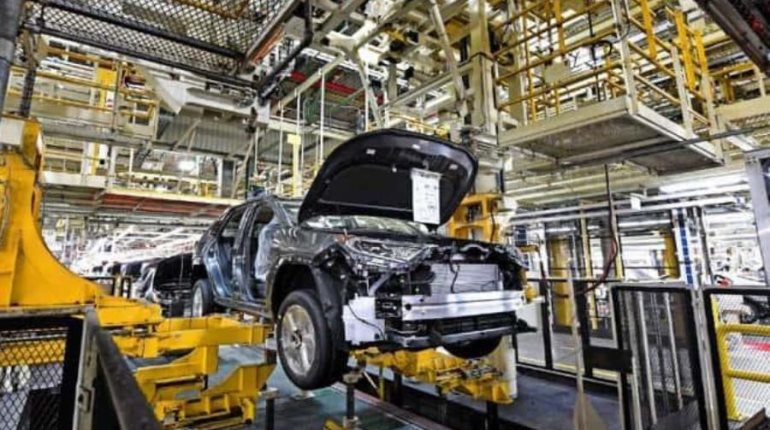 Amenaza Trump con elevar aranceles a automóviles en un futuro "no muy lejano"