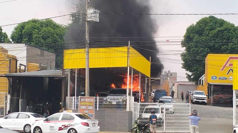 Se quema tianguis de carros Villahermosa; presumen ataque directo