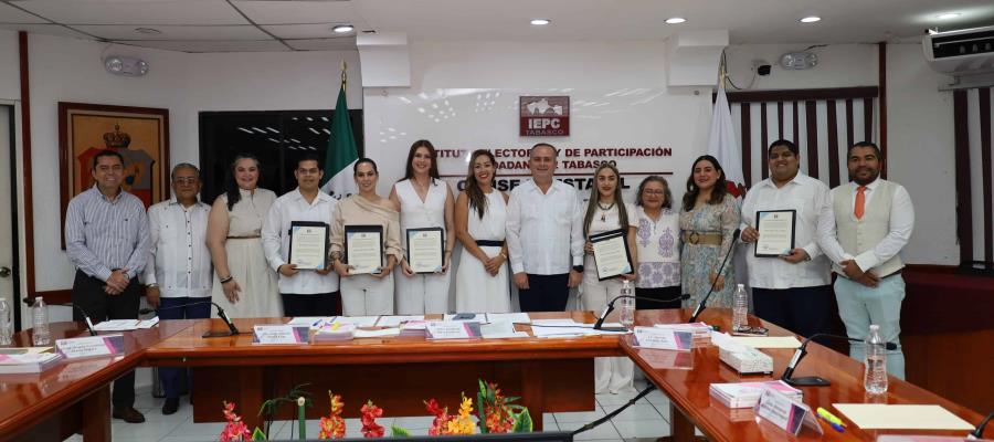 Entrega IEPC constancia de mayoría a 72 juzgadores locales, entre ellos, a Efraín Reséndez Entrega IEPC constancia de mayoría a 72 juzgadores locales, entre ellos, a Efraín Reséndez